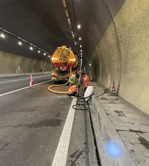 会同隧道排水渠清淤